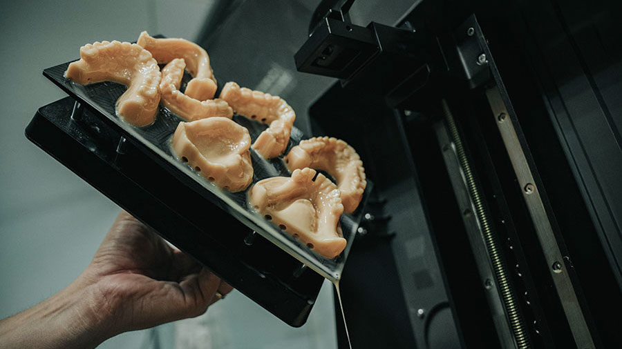 SLS/MJF Trong Nha Khoa: Tổng Quan Về Công Nghệ Nung Chảy Bột Trên Lớp